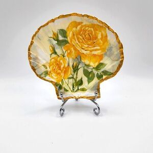 Decoupage Scalloped shell yellow Roses
